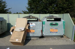 vermüllter Container-Stellplatz in Seifersdorf