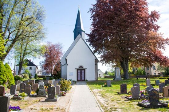 Giebelansicht der Kirche und Teil des Friedhofes in Leppersdorf