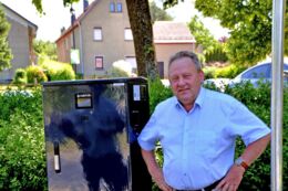 Bürgermeister Veit Künzelmann vor der E-Tankstelle am Parkplatz Hauptstraße in Wachau