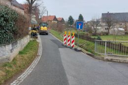 Absperrungen und Verkehrszeichen auf dem Bergweg zur Verkehrssicherung während der Bauarbeiten