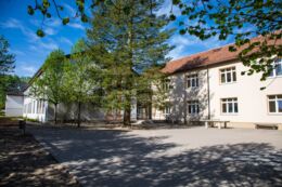 Grundschule und Schulhof in Wachau