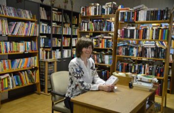 Leiterin Frau Lockemann in der Bibliothek Leppersdorf
