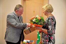 Bürgermeister Künzelmann verabschiedet die Wachauer Kita-Leiterin Veronika Knauer in den Ruhestand.