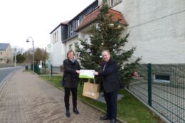 Bürgermeister Veit Künzelmann überreicht im Namen des Westlausitz e.V. das Präsent an den Preisträger GS Leppersdorf für den 1. Platz beim Facebook-Publikumsvoting