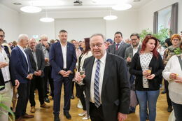 Veit Künzelmann erhebt das Glas und stößt mit seinen Gästen an