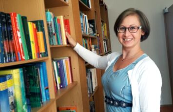 Leiterin Frau Ludewig in der Bibliothek Wachau