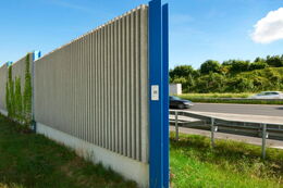 Laermschutzwand an einer Autobahn