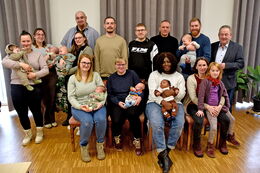 Eltern mit ihren Kindern und Bürgermeister Veit Künzelmann zum Babyempfang am 18.02.2026 im Sitzungssaal der Gemeinde Wachau
