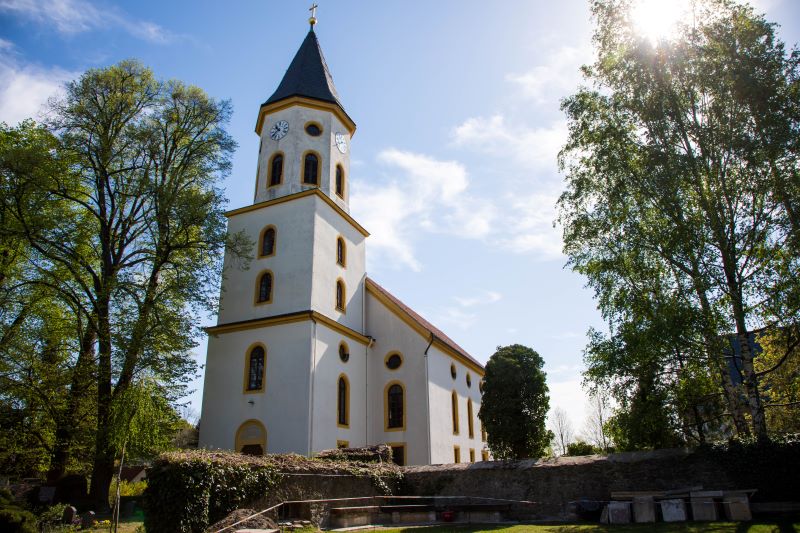Außenansicht der Kirche in Lomnitz