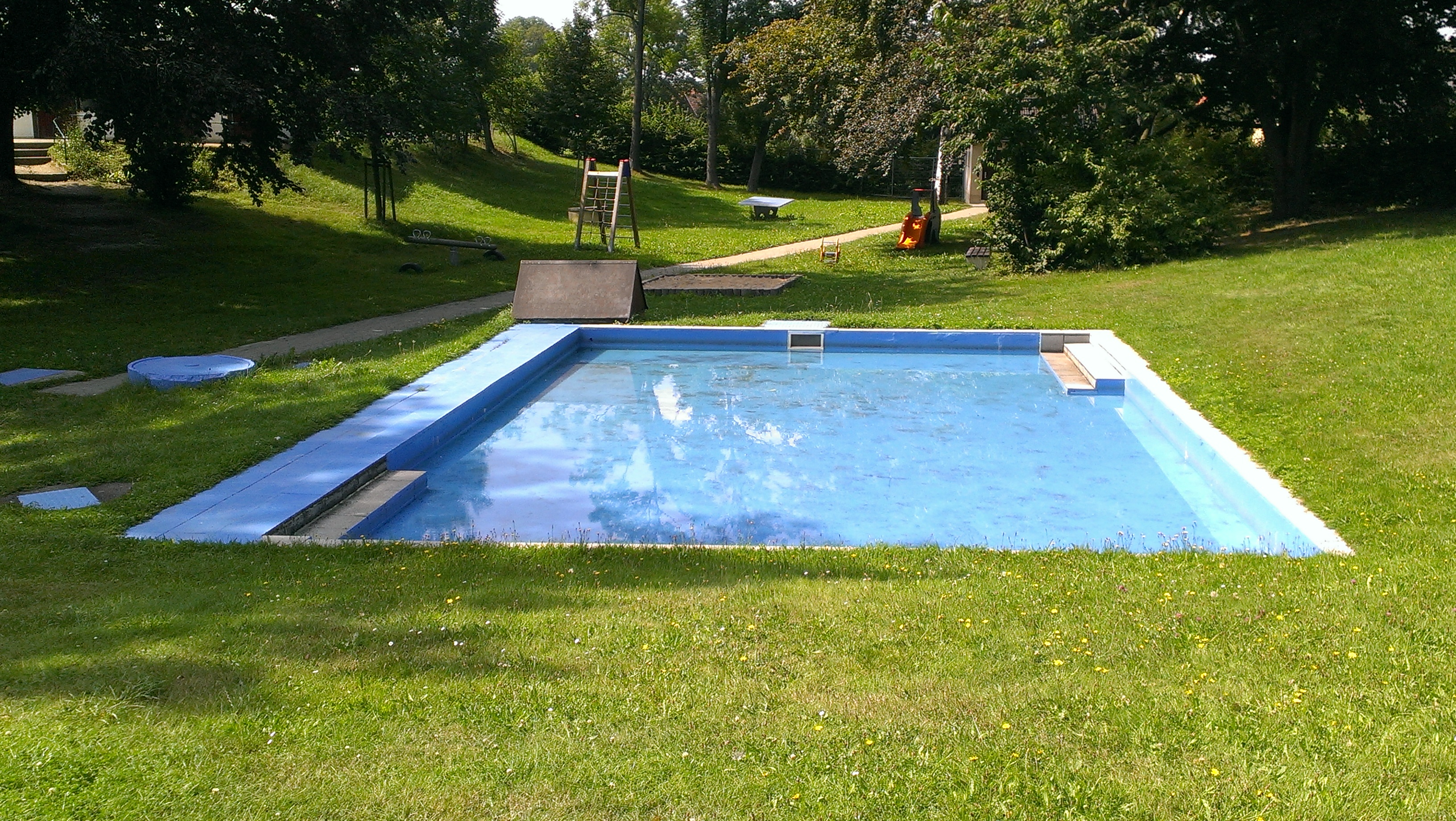 Kinderbecken und Spielgeräte im Freibad Wachau