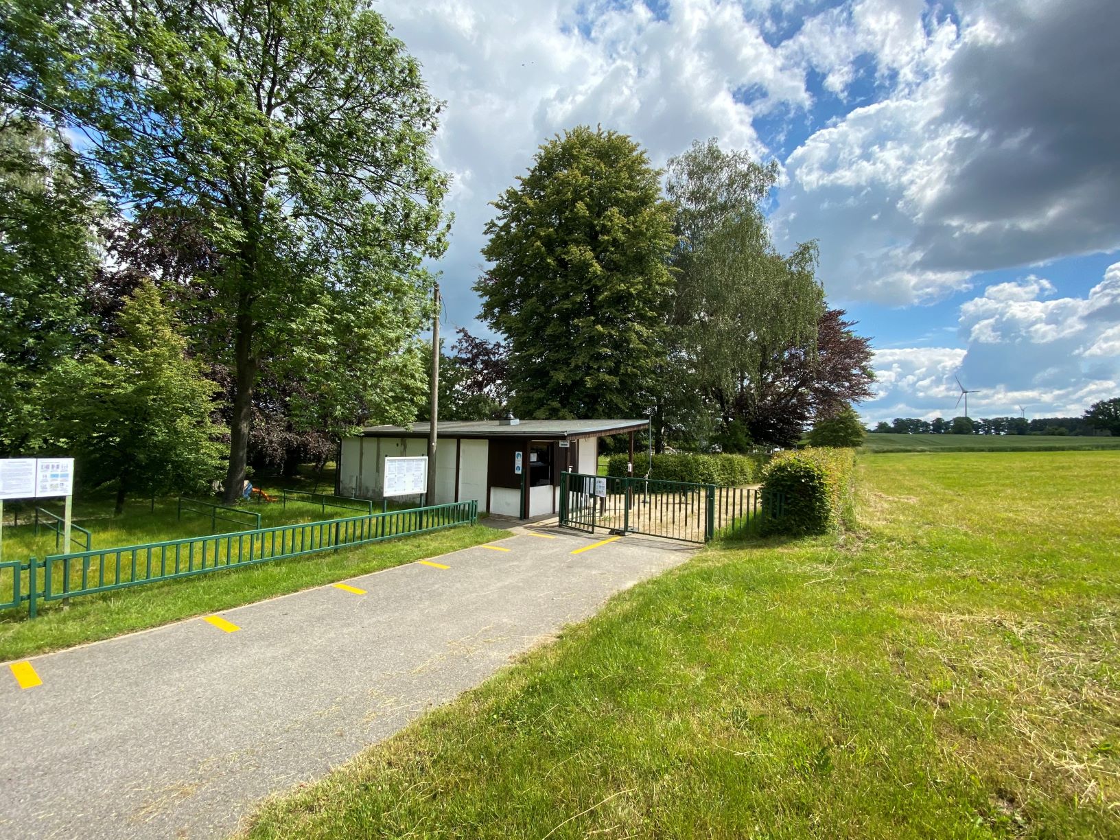 Freibad Wachau, Eingangsbereich mit Kassenhäuschen